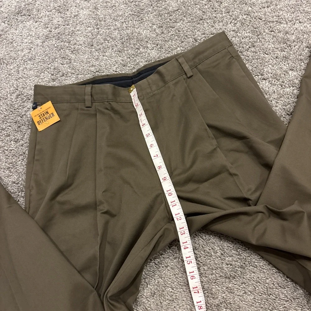 NEW DOCKERS GO KHAKIS Mens 36X32 Khaki Stain Defender Classic Fit Pleated Cuffed